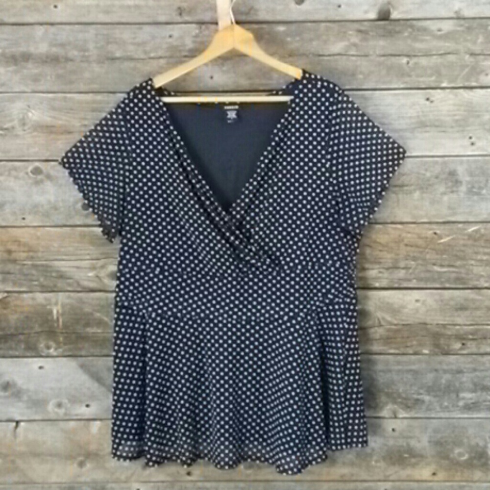 Torrid 3 (size 3X) V-neck short sleeve top